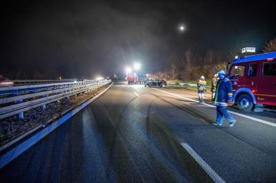 Weinstadt: Pkw rast aus unbekannten Gruenden auf der B29 in Leitplanke - Beifahrerin reanimiert - Baby an der Unfallstelle gesucht